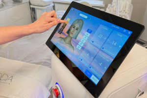 Jauninanti veido procedūra ir raukšlių lyginimas su care 7